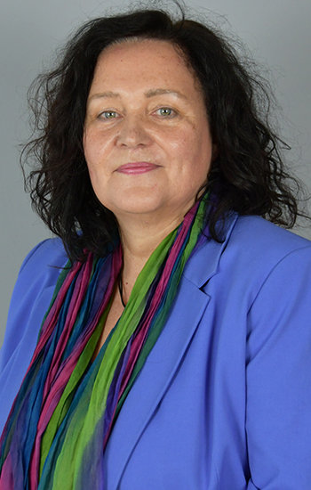Eine Frau mit schwarzen Haaren